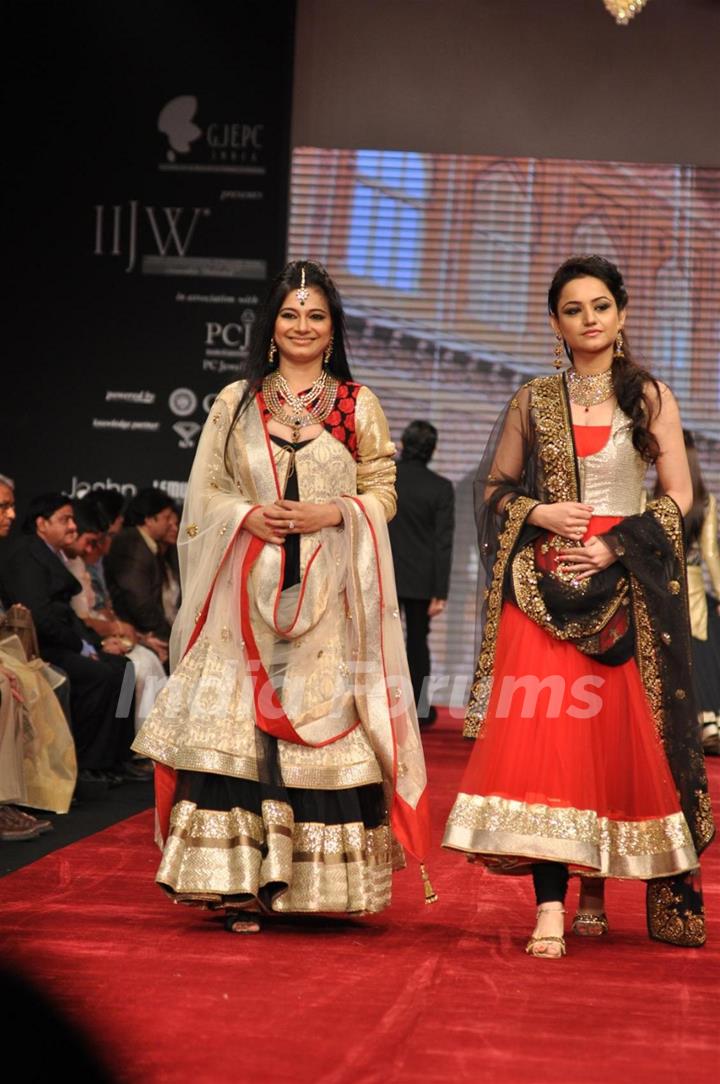 Tasneem Sheikh and Muskaan Mihani on ramp at the Beti show by Vikram Phadnis at IIJW 2012