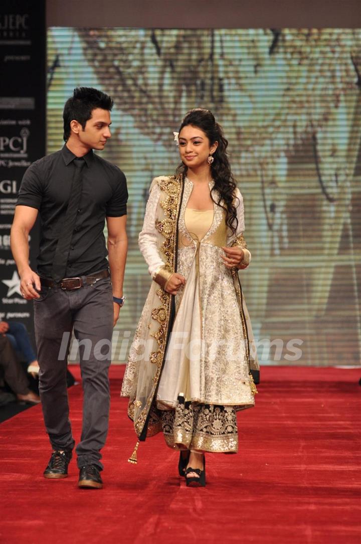 Bollywood and Television Celebs on ramp at the Beti show by Vikram Phadnis at IIJW 2012
