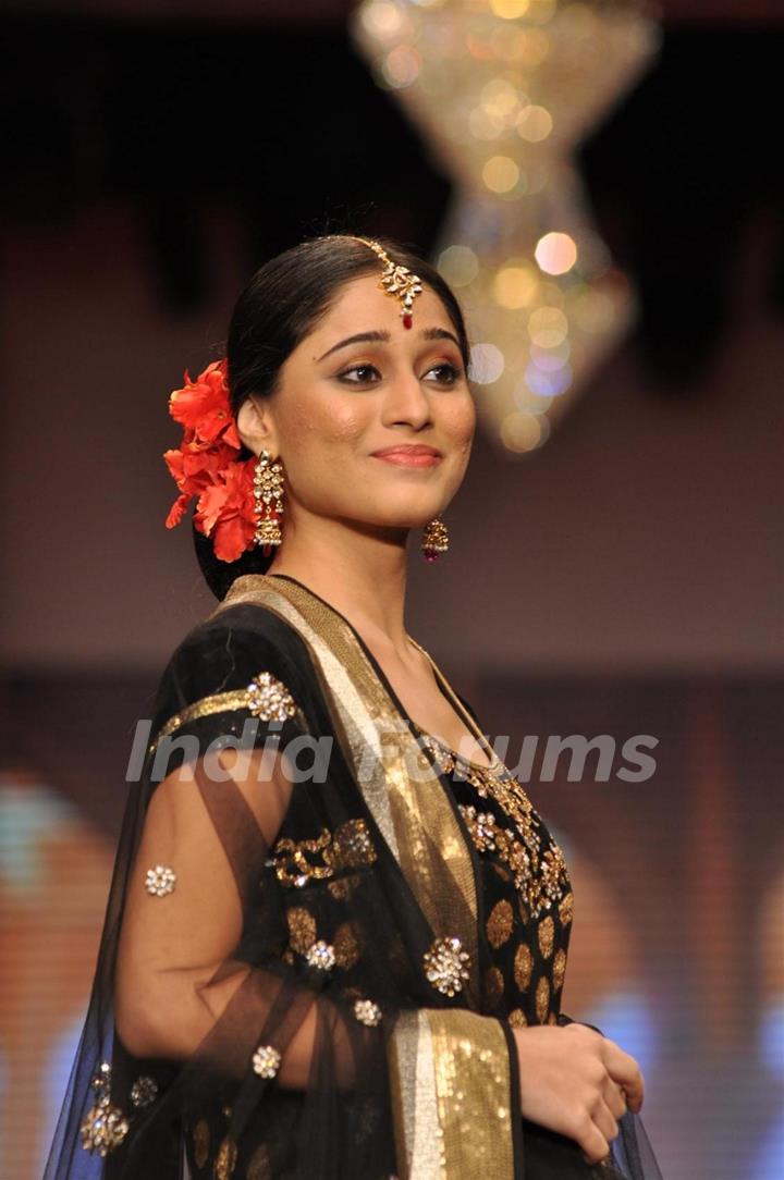 Soumya Seth on ramp at the Beti show by Vikram Phadnis at IIJW 2012