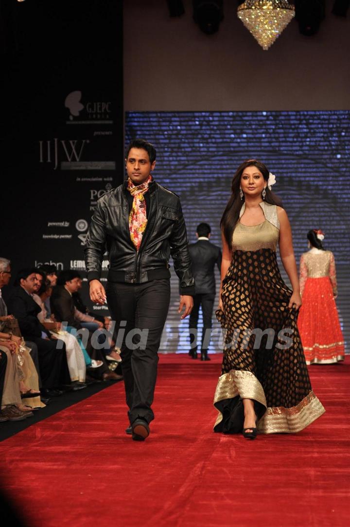 Manoj Biddvai and Ravee Gupta on ramp at the Beti show by Vikram Phadnis at IIJW 2012