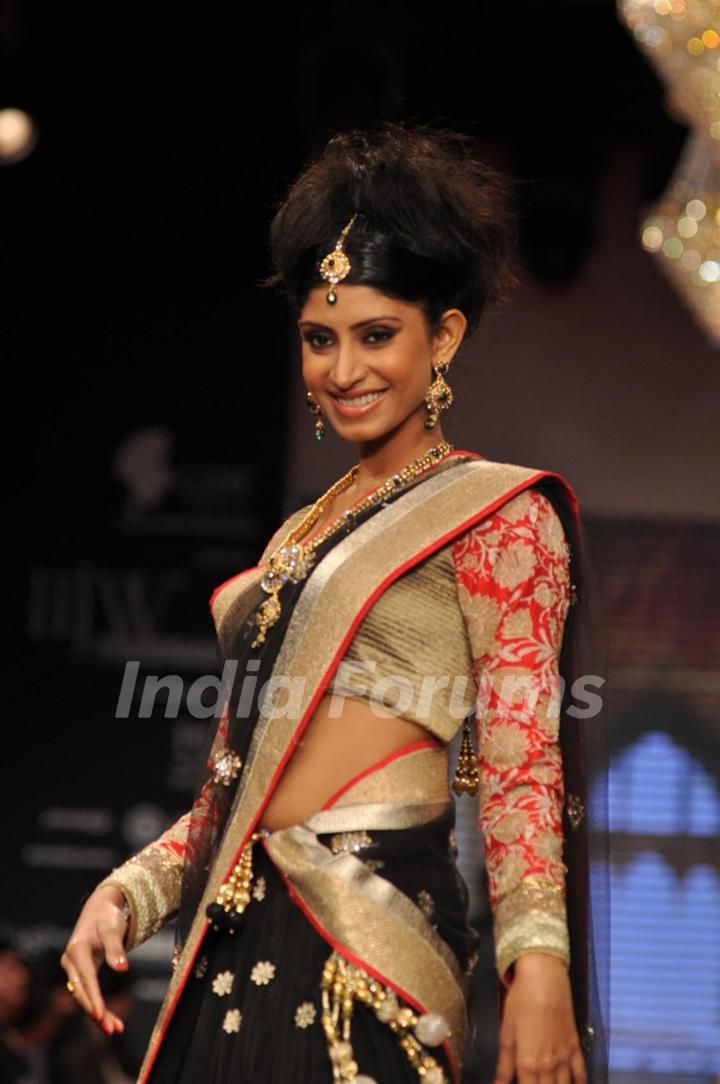 Bollywood Celebs on ramp at the Beti show by Vikram Phadnis at IIJW 2012