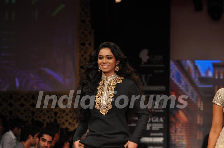 Vaishnavi Dhanraj on ramp at the Beti show by Vikram Phadnis at IIJW 2012