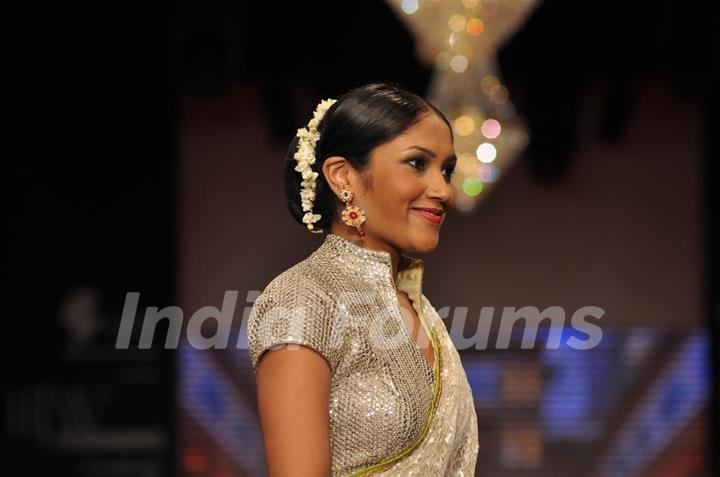 Shruti Bapna on ramp at the Beti show by Vikram Phadnis at IIJW 2012