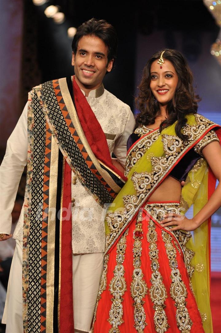 Tusshar Kapoor with Raima Sen on ramp at the Beti show by Vikram Phadnis at IIJW 2012