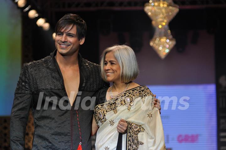 Vivek Oberoi and mother Yashodhara Oberoi on ramp at the Beti show by Vikram Phadnis at IIJW 2012