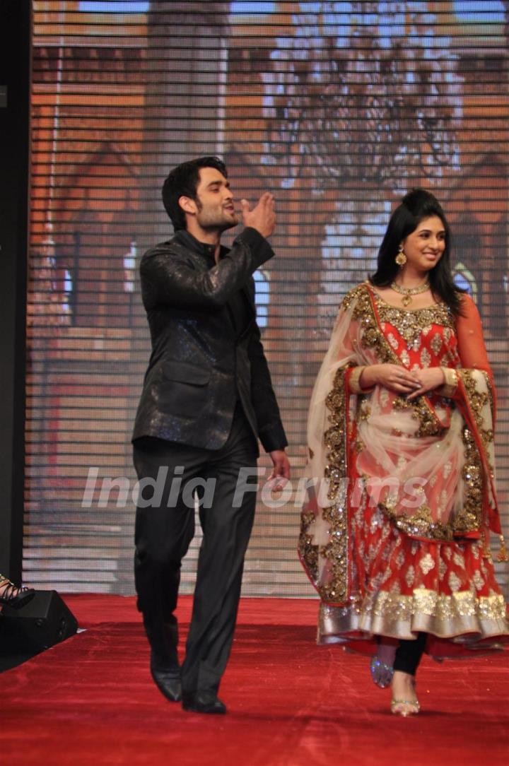 Vivian Dsena and Vahbiz Dorabjee on ramp at the Beti show by Vikram Phadnis at IIJW 2012