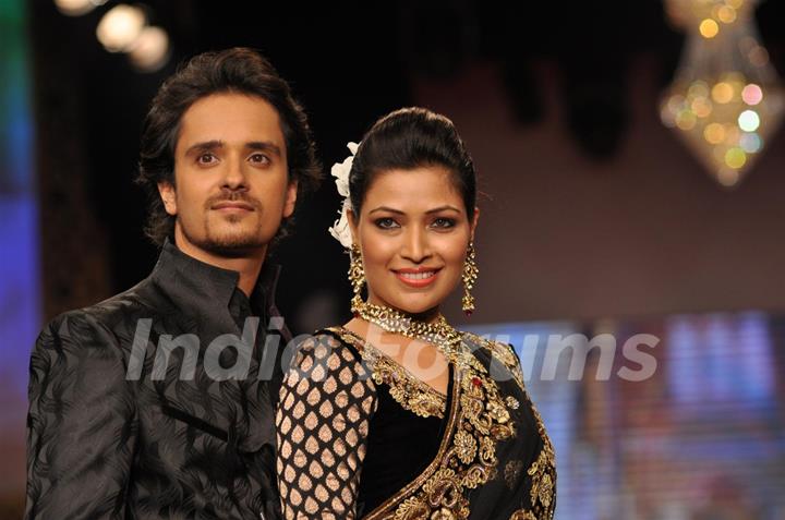 Raghav Sachar on ramp at the Beti show by Vikram Phadnis at IIJW 2012