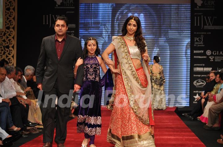 Sunil and Krishika Lulla on ramp at the Beti show by Vikram Phadnis at IIJW 2012