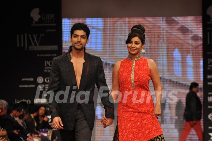 Gurmeet Choudhary and Debina Bonnerjee on ramp at the Beti show by Vikram Phadnis at IIJW 2012