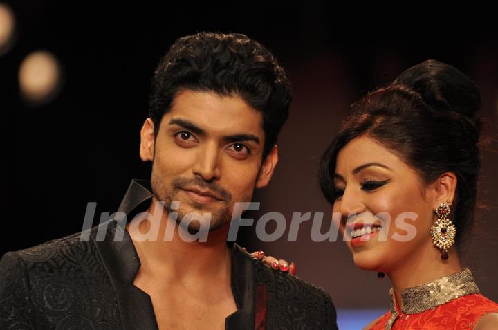 Gurmeet Choudhary and Debina Bonnerjee on ramp at the Beti show by Vikram Phadnis at IIJW 2012