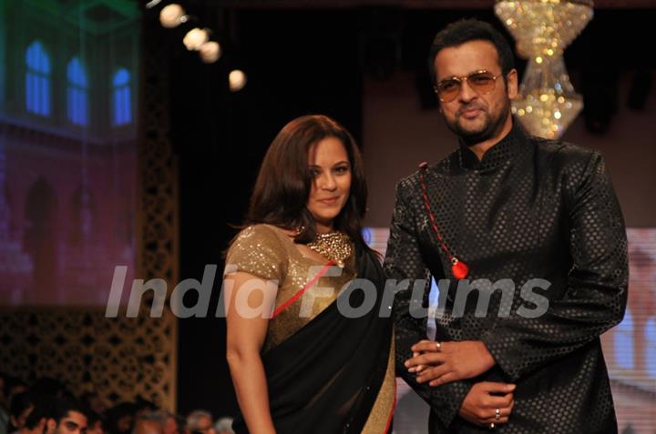 Rohit Roy and wife Mansi Joshi on ramp at the Beti show by Vikram Phadnis at IIJW 2012