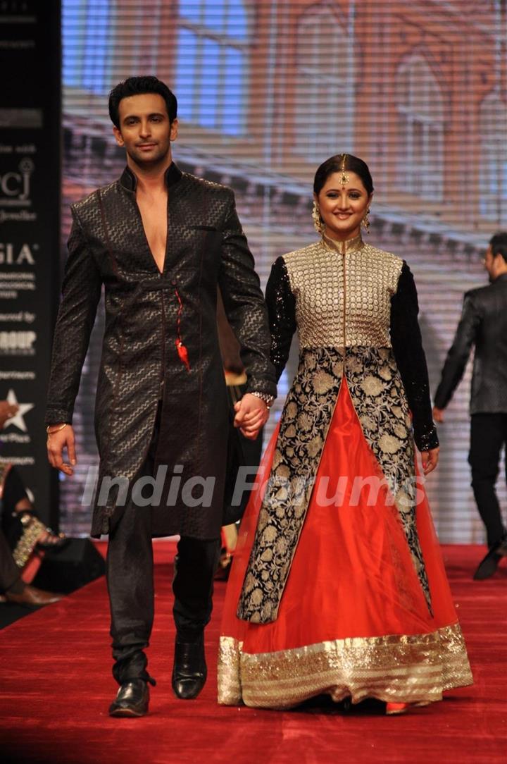 Rashmi Desai Sandhu & Nandish Sandhu on ramp at the Beti show by Vikram Phadnis at IIJW 2012