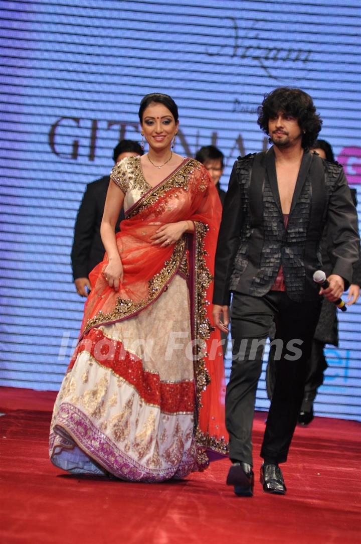 Sonu Nigam with wife Madhurima on ramp at the Beti show by Vikram Phadnis at IIJW 2012