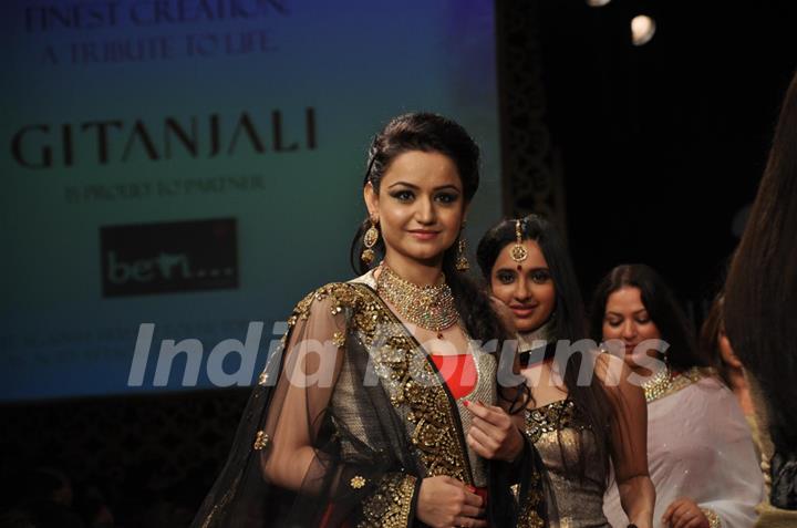 Muskaan Mihani on ramp at the Beti show by Vikram Phadnis at IIJW 2012