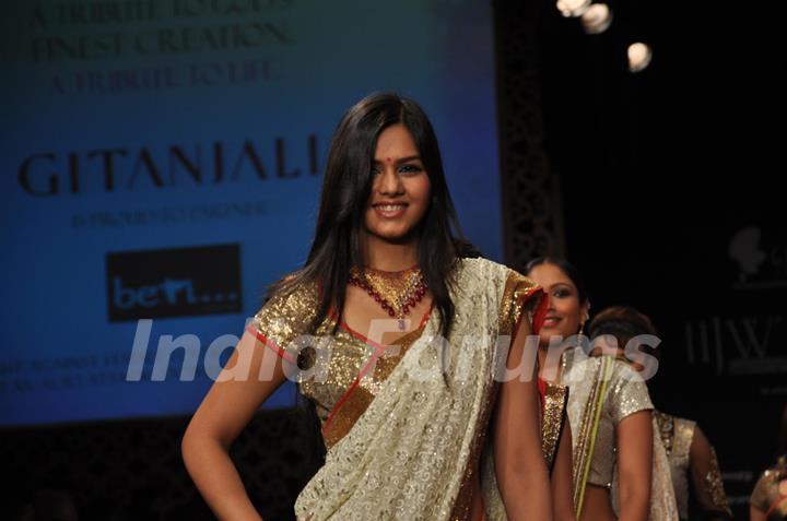 Daljeet Bhanot on ramp at the Beti show by Vikram Phadnis at IIJW 2012