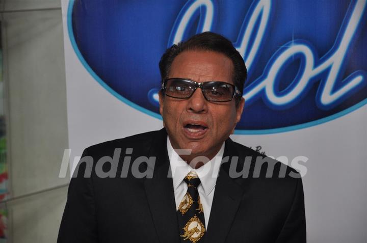 Dharmendra on the sets of Indian Idol