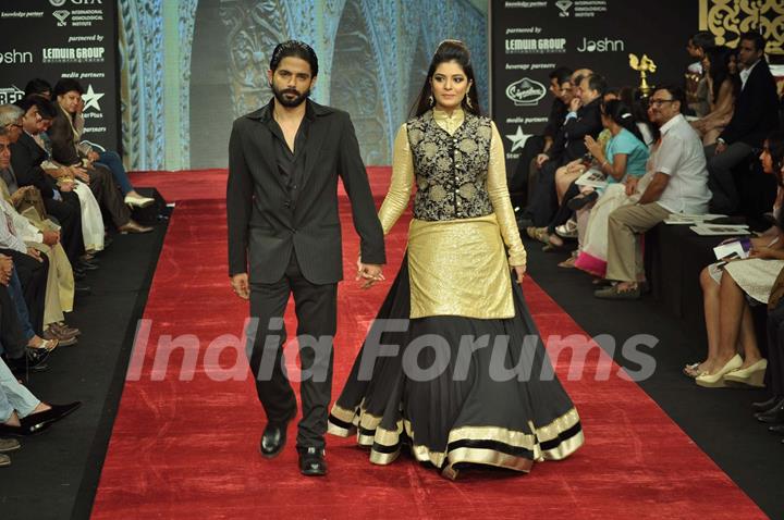 Raj Singh Arora with Pooja Gor walk on the ramp for Gitanjali Jewellers at IIJW in Mumbai