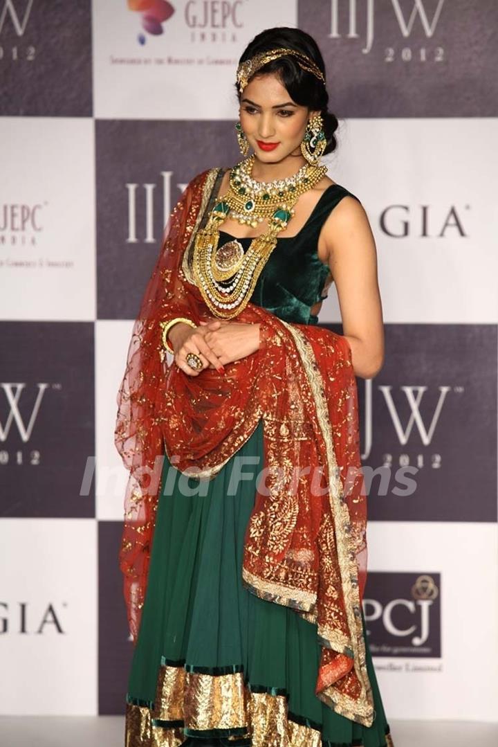 Sonal Chauhan walking the ramp for Deepti & Amisha on Day 2 at IIJW 2012