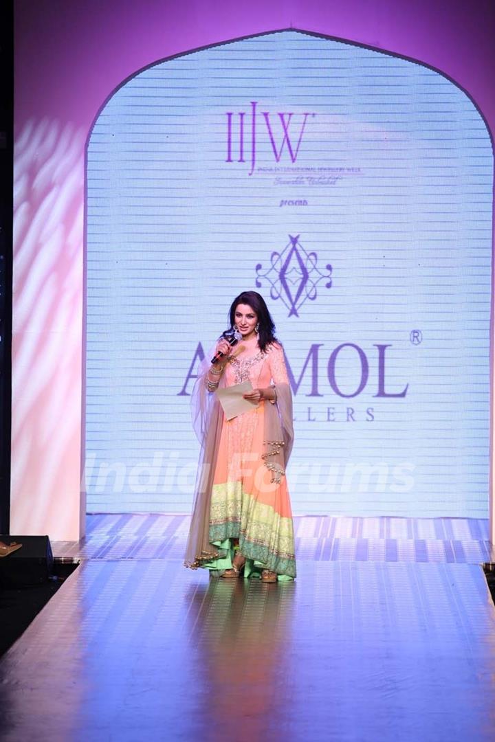 Tisca Chopra walking the ramp for Anmol Jeweller's on Day 2 at IIJW 2012