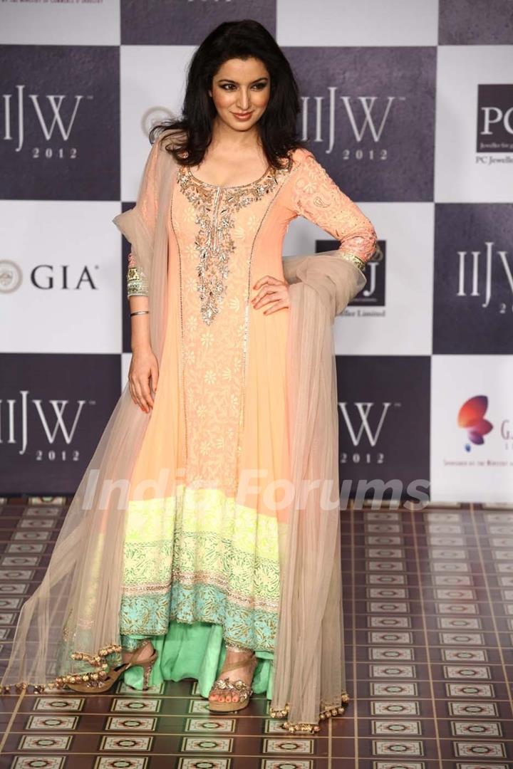 Tisca Chopra walking the ramp for Anmol Jeweller's on Day 2 at IIJW'12 Mumbai