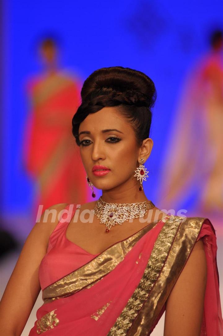 Amrita Rao walks the ramp for Agni Gold Jewels