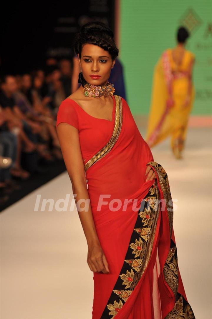 Amrita Rao walks the ramp for Agni Gold Jewels