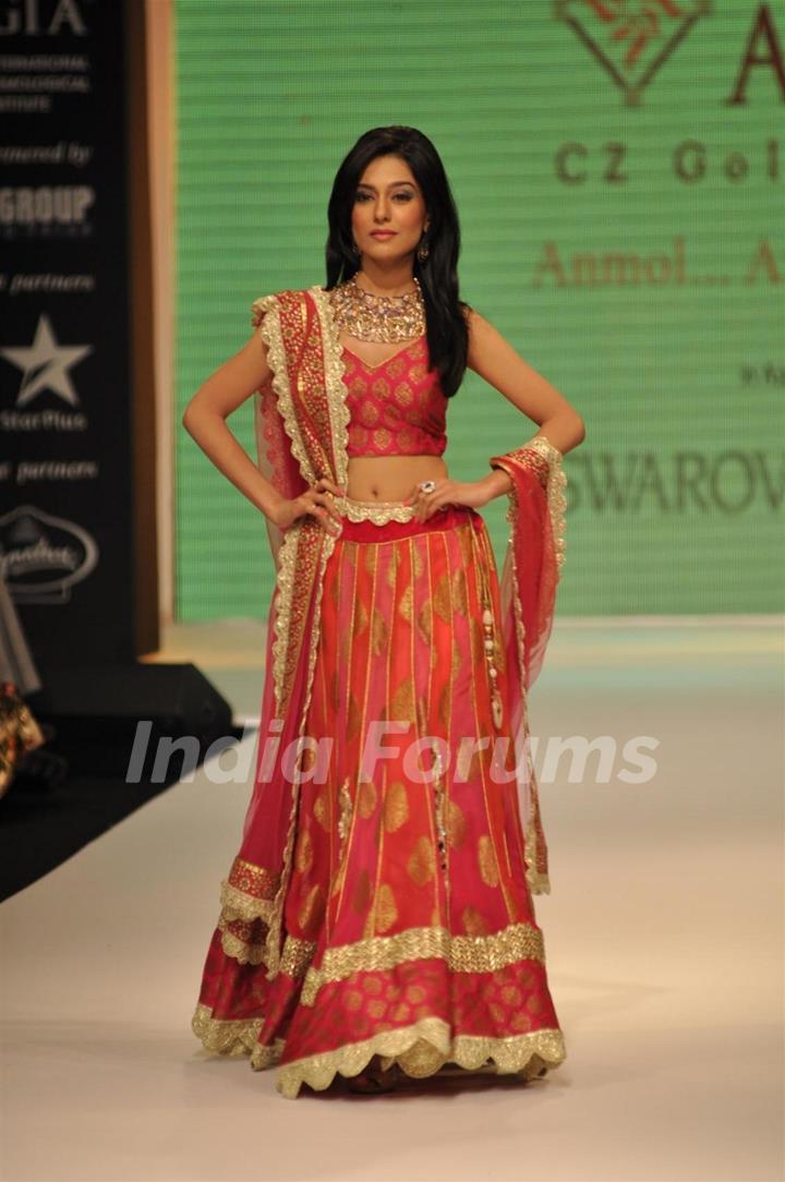 Amrita Rao walks the ramp for Agni Gold Jewels