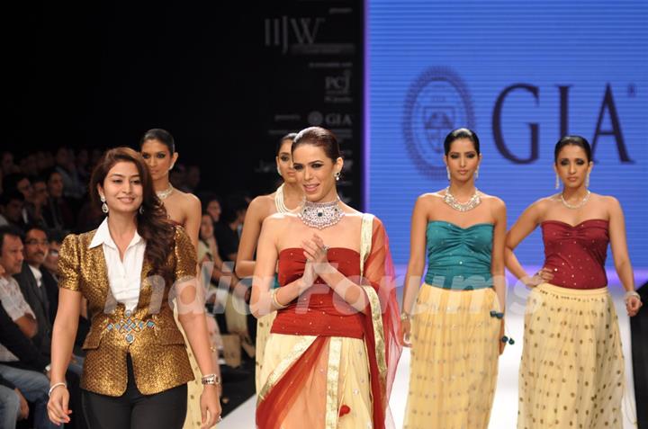 International Gemological Institute's show at IIJW 2012