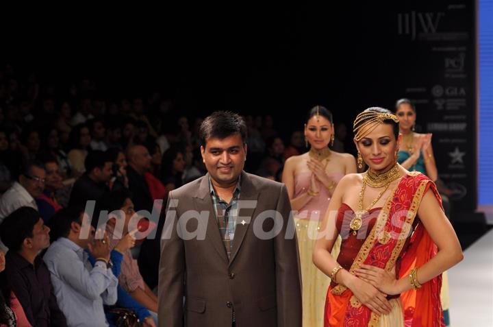 International Gemological Institute's show at IIJW 2012