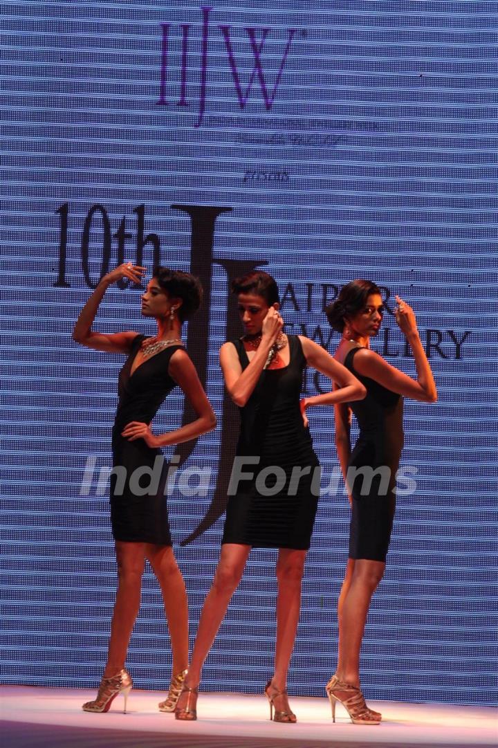 Models walks the ramp for Jaipur Jewellery at IIJW 2012