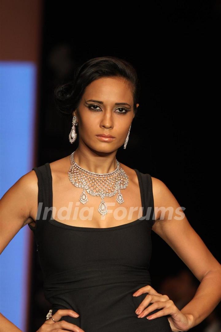 Model walks the ramp for Jaipur Jewellery at IIJW 2012