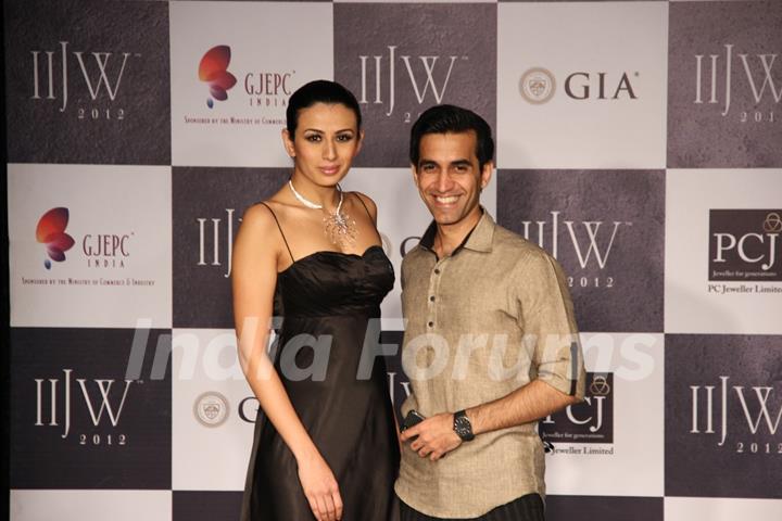 Aavriti Jain, Siddharth Daspan and Manish Khattar show at IIJW 2012