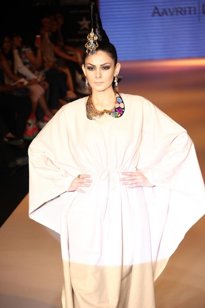 Aavriti Jain, Siddharth Daspan and Manish Khattar show at IIJW 2012