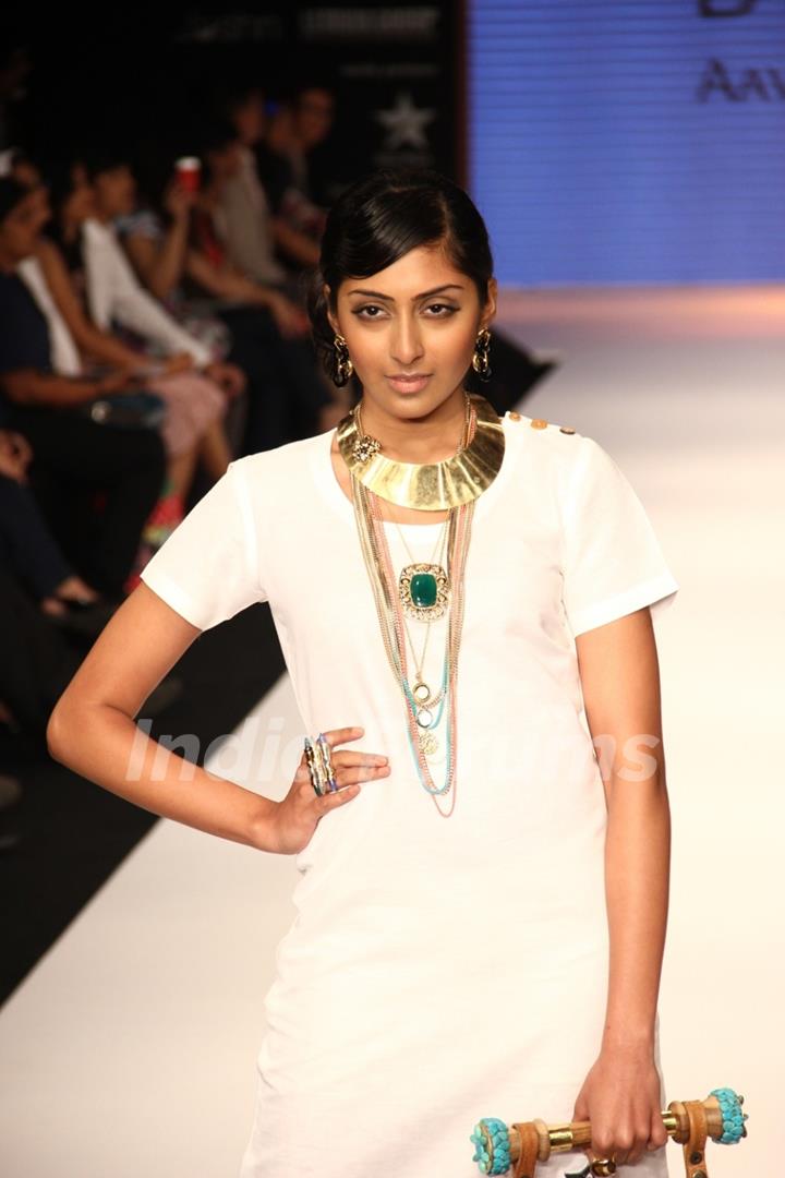 Aavriti Jain, Siddharth Daspan and Manish Khattar show at IIJW 2012