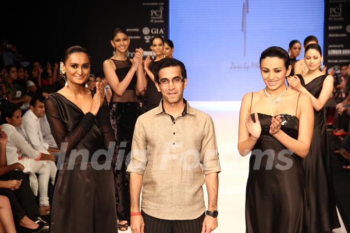 Aavriti Jain, Siddharth Daspan and Manish Khattar show at IIJW 2012