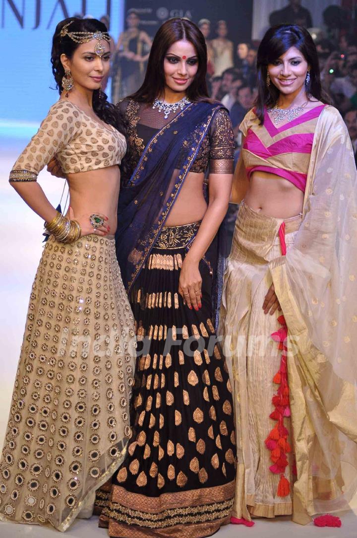 Bipasha basu walk the ramp for Gitanjali Group at IIJW 2012 in Mumbai