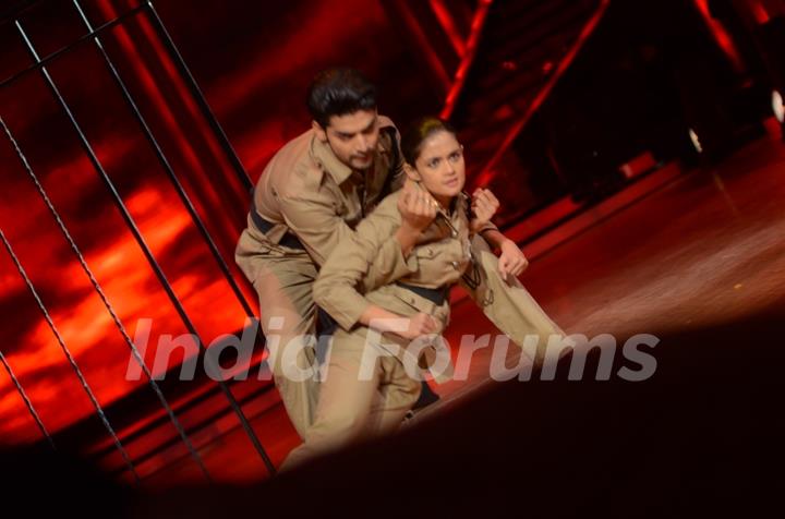 Gurmeet Choudhary and Shampa performing Desh Bakti Act on Jhalak Dikhla Jaa