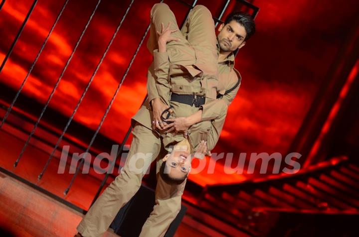 Gurmeet Choudhary and Shampa performing Desh Bakti Act on Jhalak Dikhla Jaa