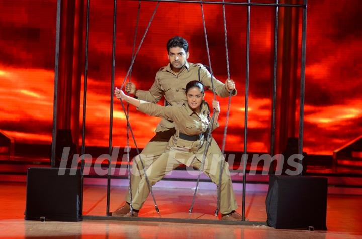 Gurmeet Choudhary and Shampa performing Desh Bakti Act on Jhalak Dikhla Jaa