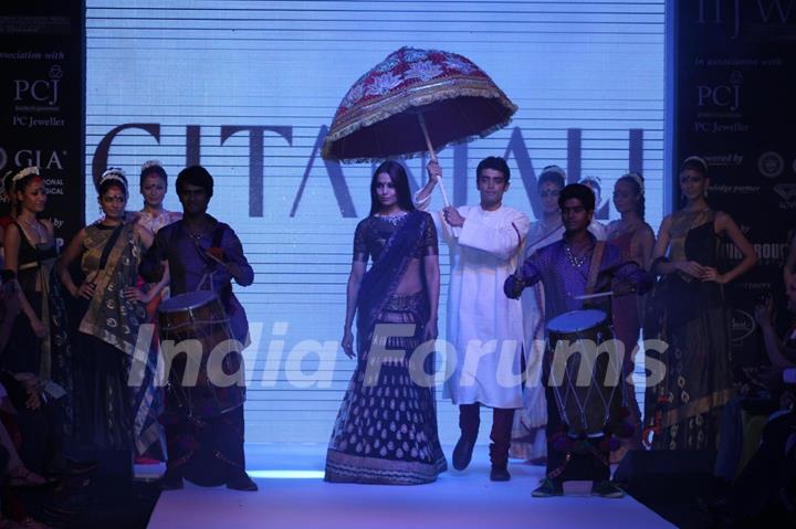 Bipasha Basu as showstopper at Gitanjali Gems show on Day 4 of IIJW 2012