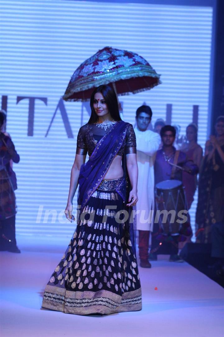 Bipasha Basu as showstopper at Gitanjali Gems show on Day 4 of IIJW 2012