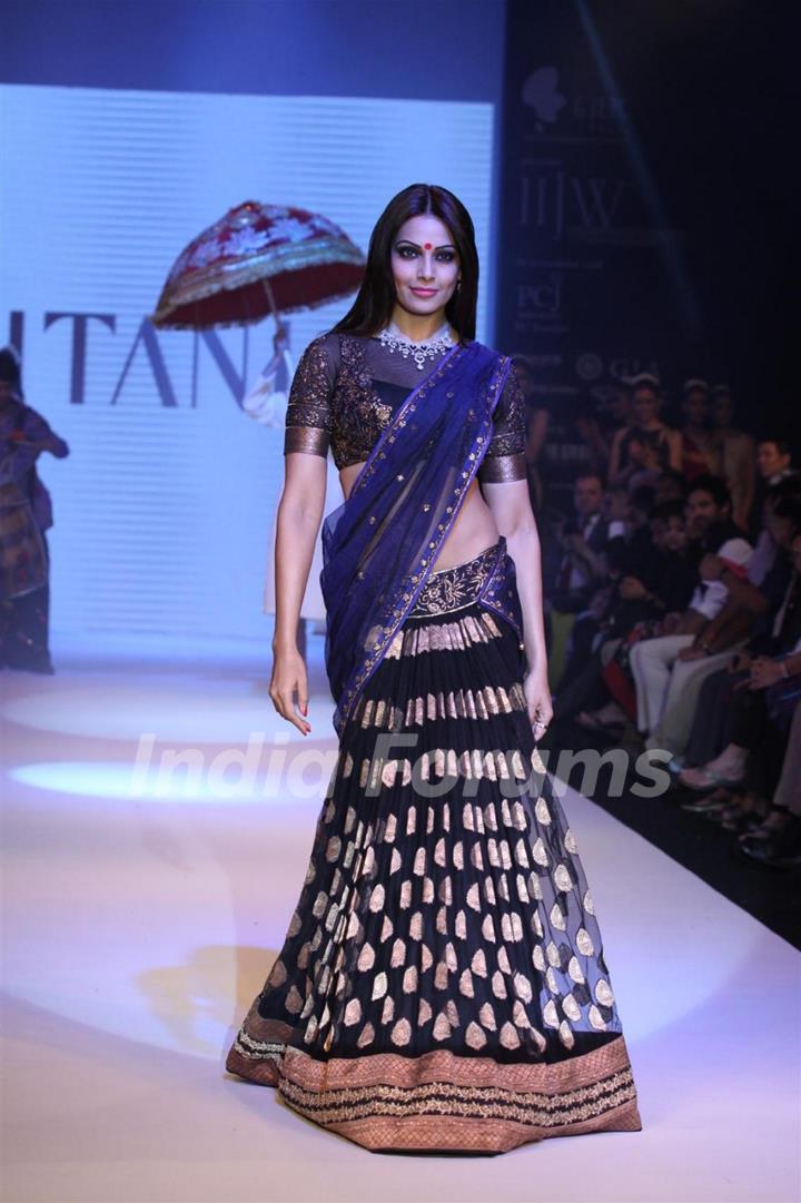 Bipasha Basu as showstopper at Gitanjali Gems show on Day 4 of IIJW 2012