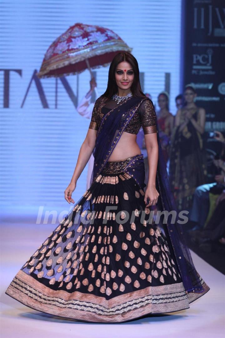 Bipasha Basu as showstopper at Gitanjali Gems show on Day 4 of IIJW 2012