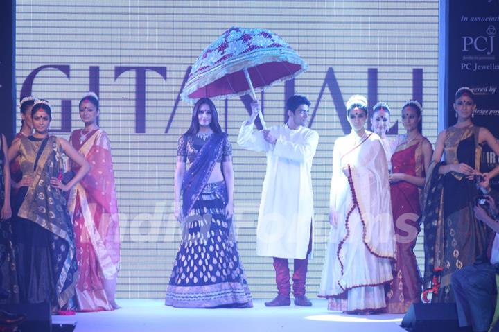 Bipasha Basu as showstopper at Gitanjali Gems show on Day 4 of IIJW 2012