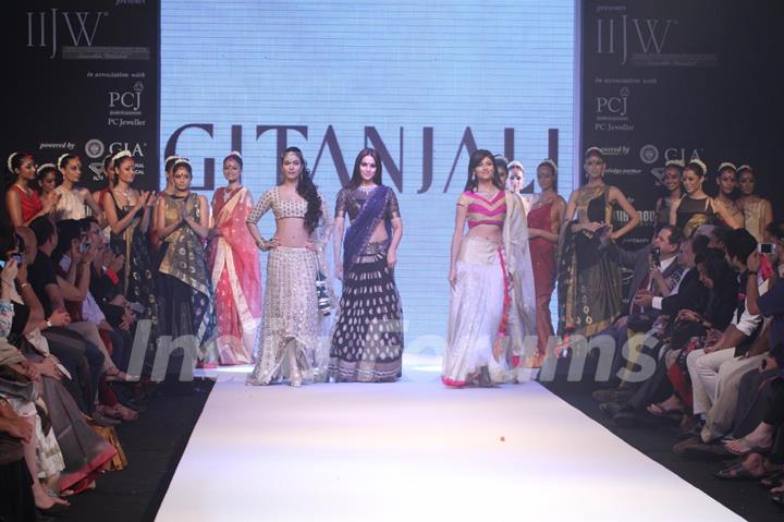 Ankita Shorey, Bipasha Basu as showstopper at Gitanjali Gems show on Day 4 of IIJW 2012