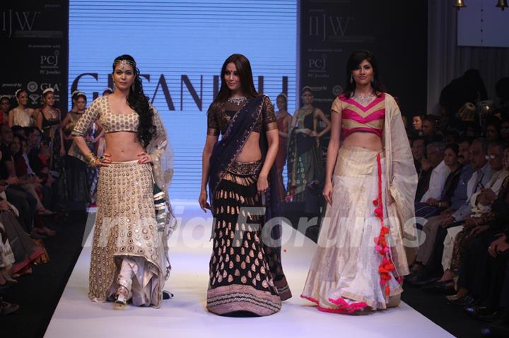 Ankita Shorey, Bipasha Basu as showstopper at Gitanjali Gems show on Day 4 of IIJW 2012