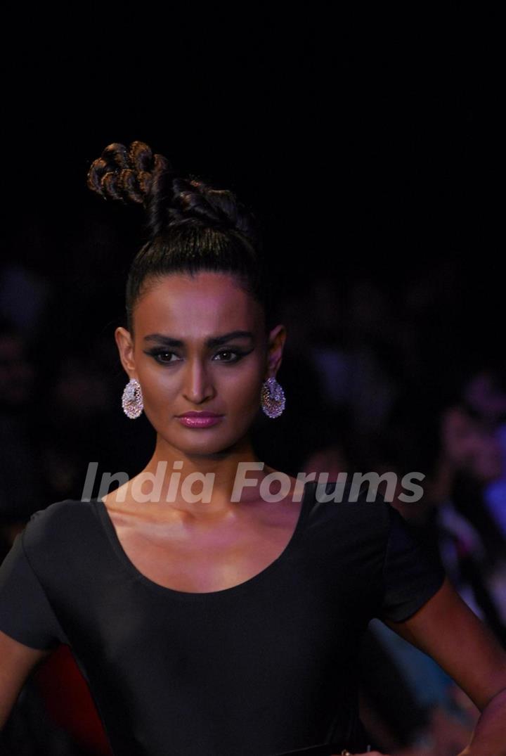 KGK Entice show on Day 4 of IIJW 2012