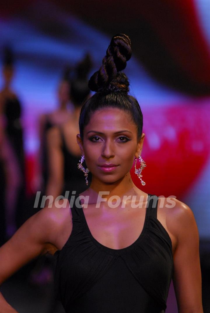 KGK Entice show on Day 4 of IIJW 2012