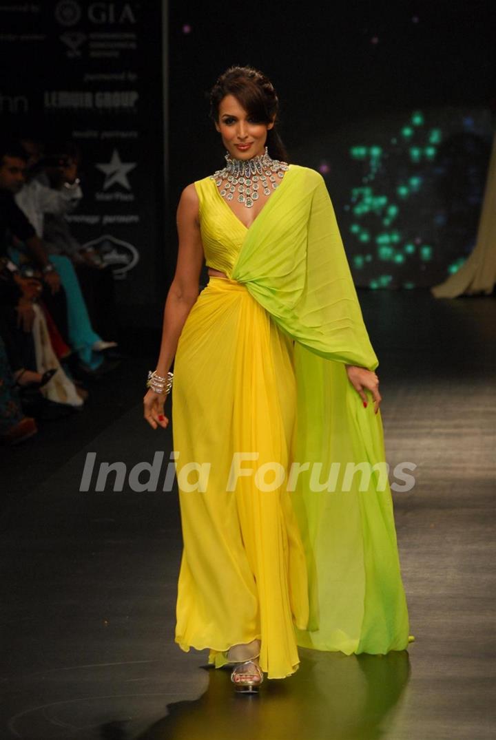 Malaika Arora Khan as showstopper at KGK Entice show on Day 4 of IIJW 2012