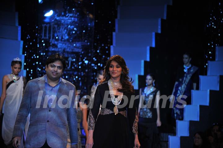 Madhuri Dixit showstoppers for PC Jewellers at IIJW 2012